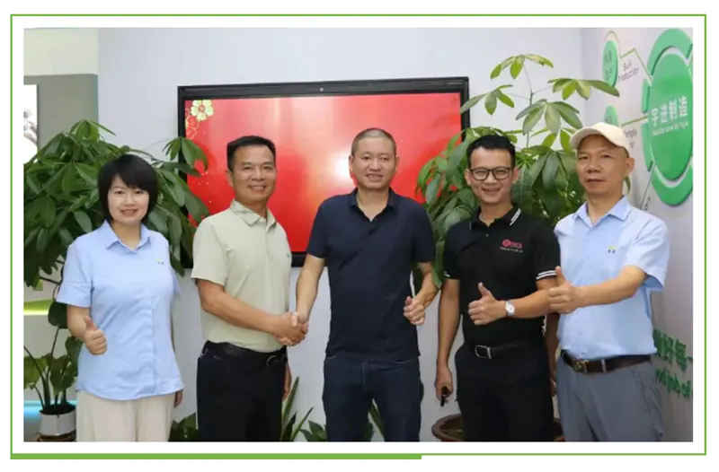 مشترو فيتنام يزورون SPOTLESS — 